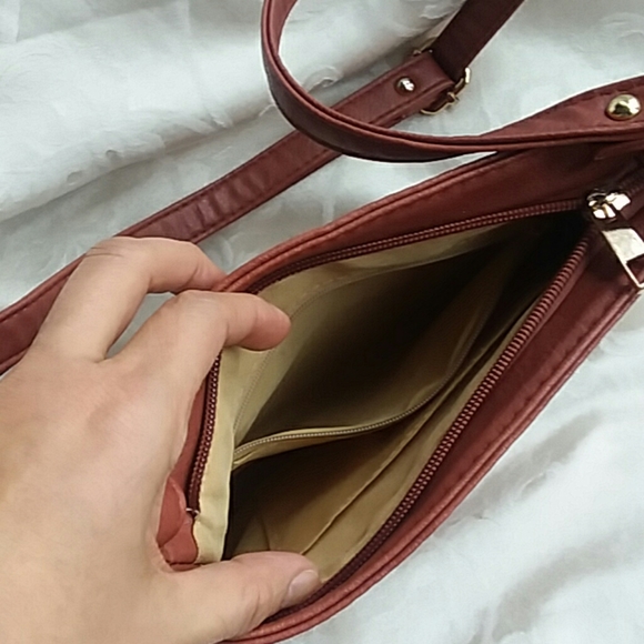 RUE 21 SLING BAG - Picture 5 of 7